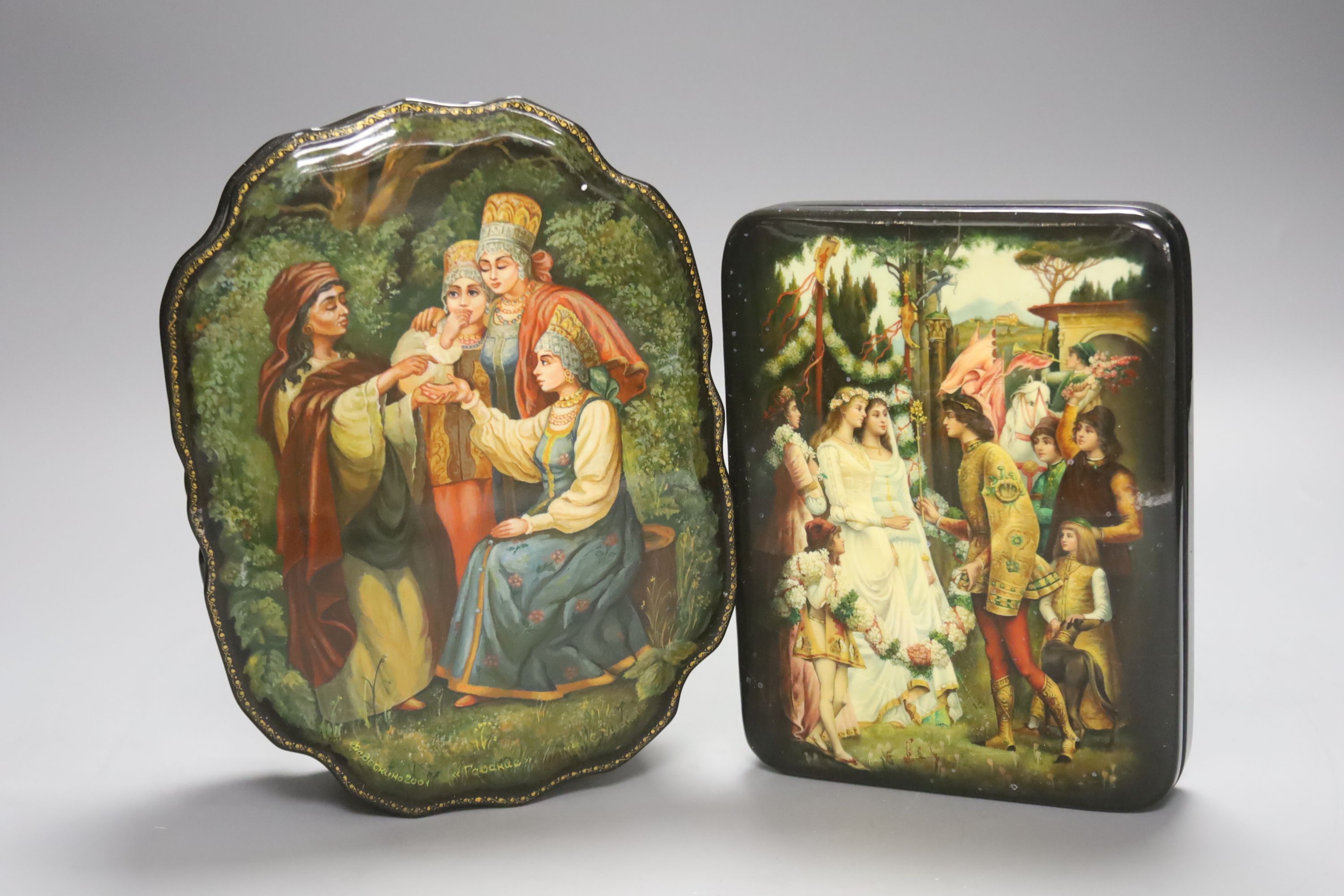 5 Russian Papier mache boxes, decorated with historical scenes, the largest 21 cm